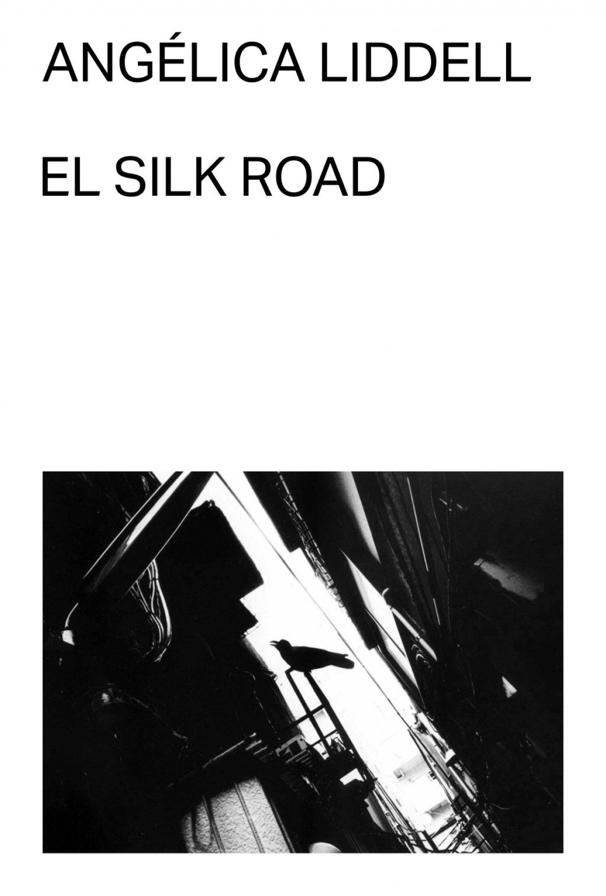 El Silk Road Página de livro com texto e imagem em preto e branco de rua estreita com sombras