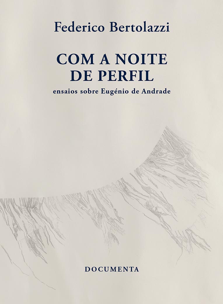 COM A NOITE DE PERFIL - ENSAIOS SOBRE EUGÉNIO DE ANDRADE Capa de livro branco com texto azul e desenho de montanhas cinzentas