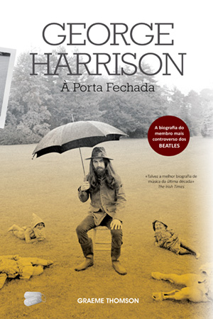 À Porta Fechada Capa do livro George Harrison À Porta Fechada com homem segurando guarda-chuva e cães no campo