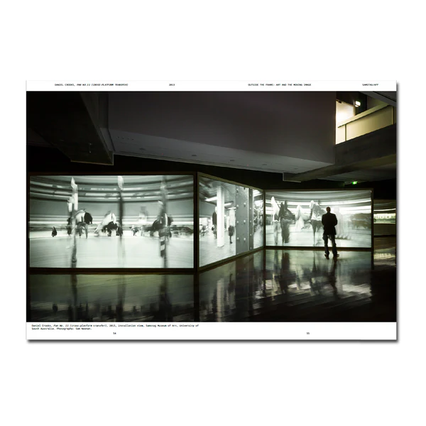 Outside The Frame: Art And The Moving Image Espaço interior com múltiplos ecrãs a mostrar figuras humanas desfocadas em movimento