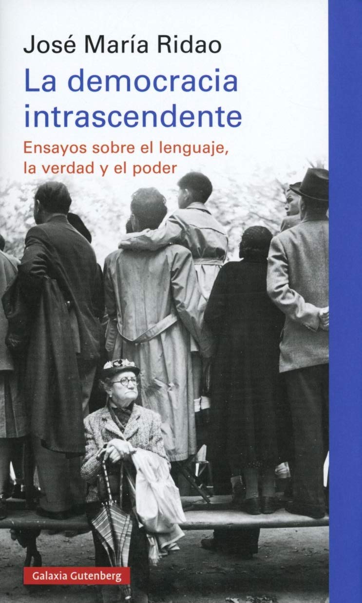 La democracia intrascendente: Ensayos sobre el lenguaje, la verdad y el poder Capa de livro com título e fotografia a preto e branco de pessoas visto de costas e mulher sentada