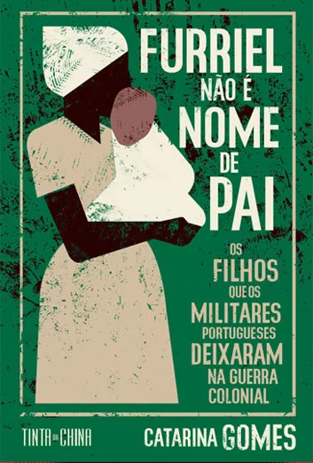 Furriel Não É Nome de Pai Pôster verde escuro com mulher a segurar bebé e texto em letras maiúsculas.
