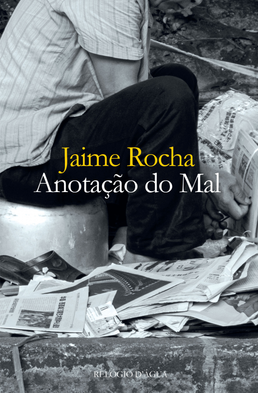Anotação do Mal Capa do livro 'Anotação do Mal' de Jaime Rocha com imagem a preto e branco de pessoa sentada e jornais