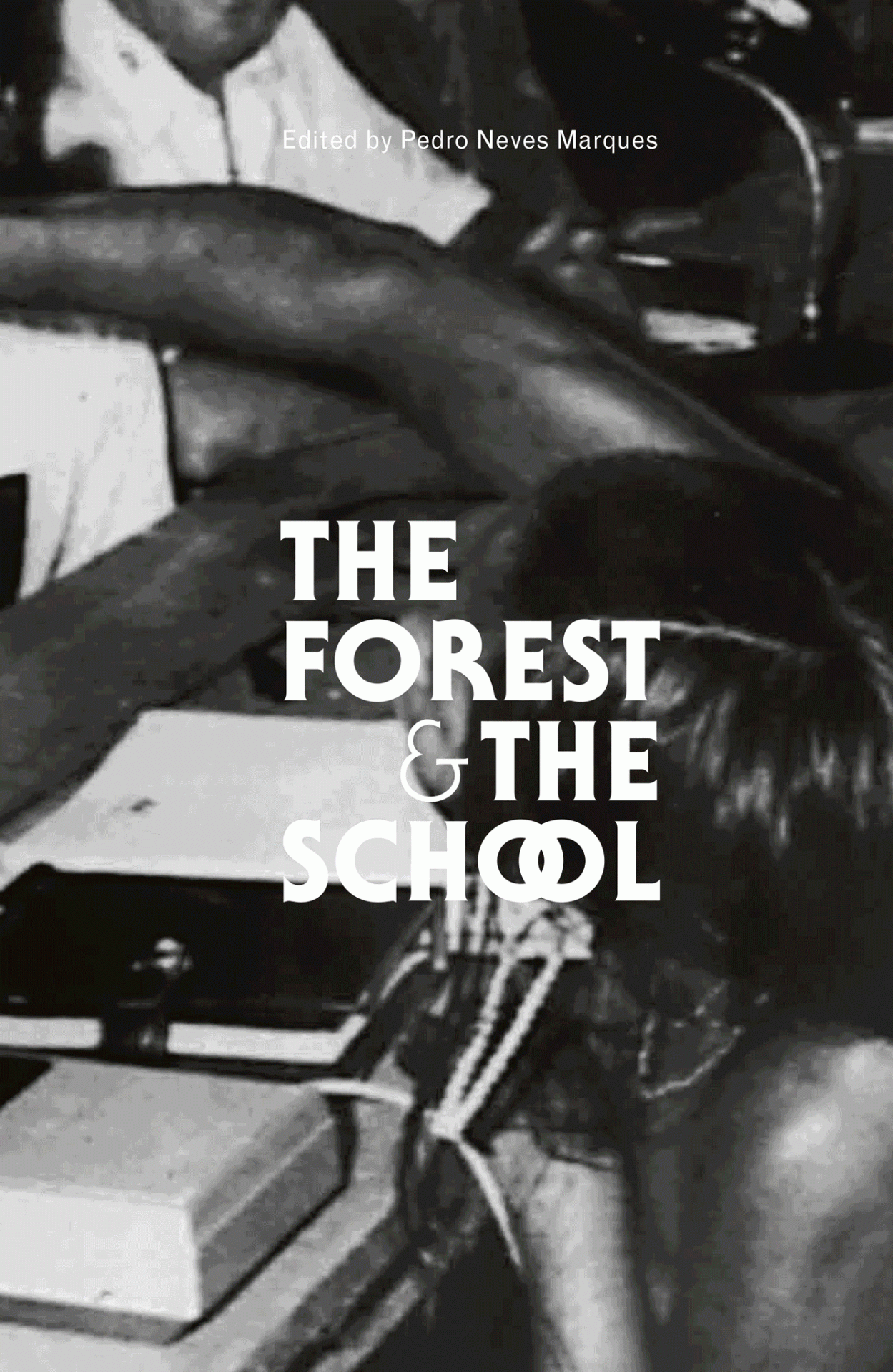 The Forest & The School - Where To Sit At The Dinner Table? Capa de livro preto e branco com texto THE FOREST & THE SCHOOL e foto de pessoas numa mesa com aparelho eletrónico antigo.