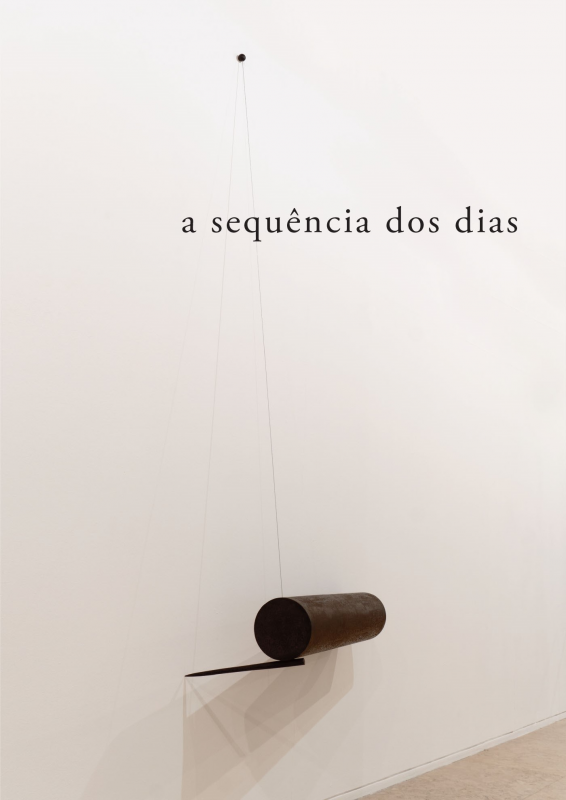 A Sequência dos Dias – Escultura Escultura suspensa com cilindro de metal e texto na parede