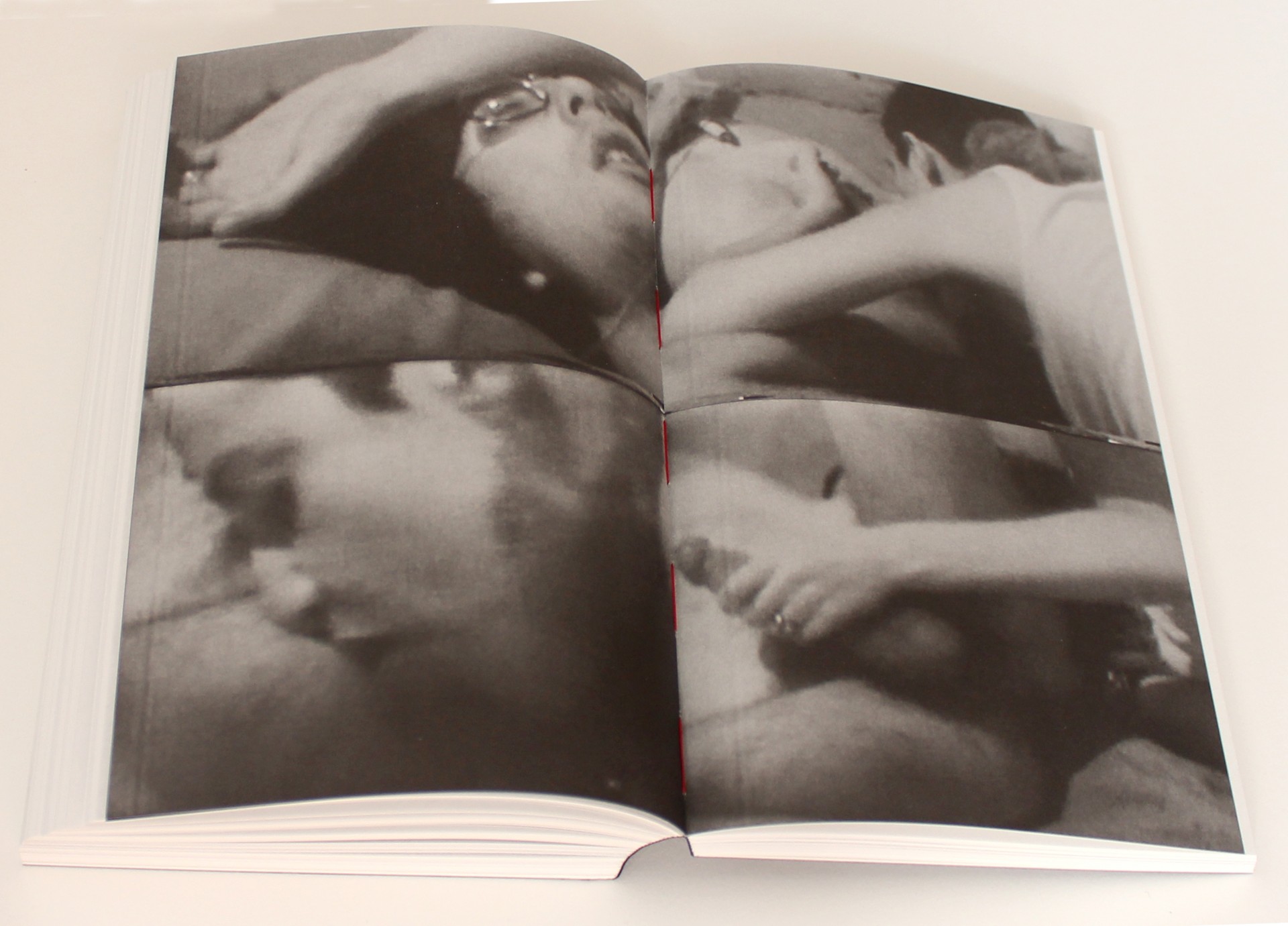 Kathy Acker (1971-1975) Livro aberto com imagens a preto e branco de corpos humanos próximos.