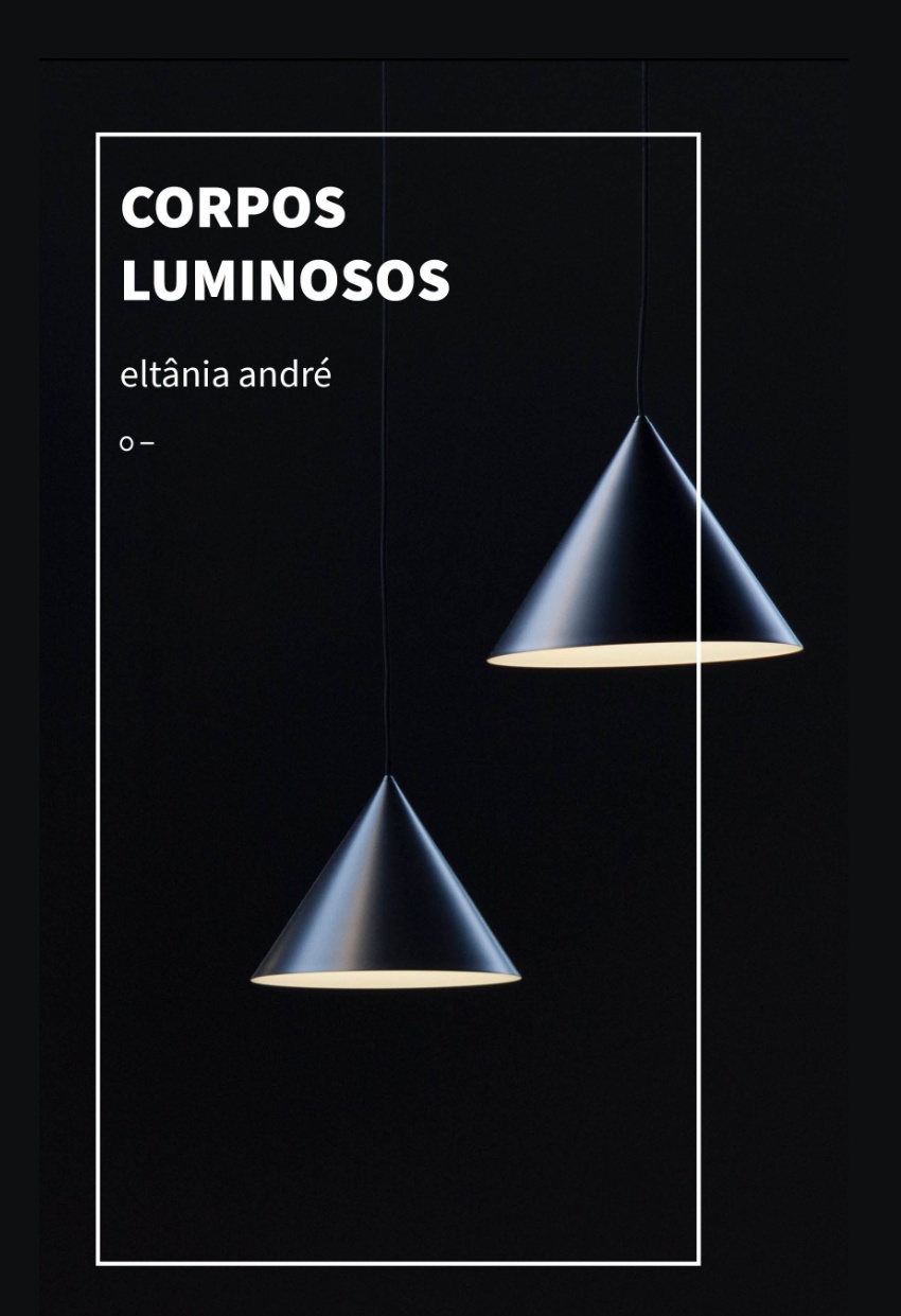 Corpos luminosos Duas luminárias cônicas pretas penduradas com texto branco ao lado