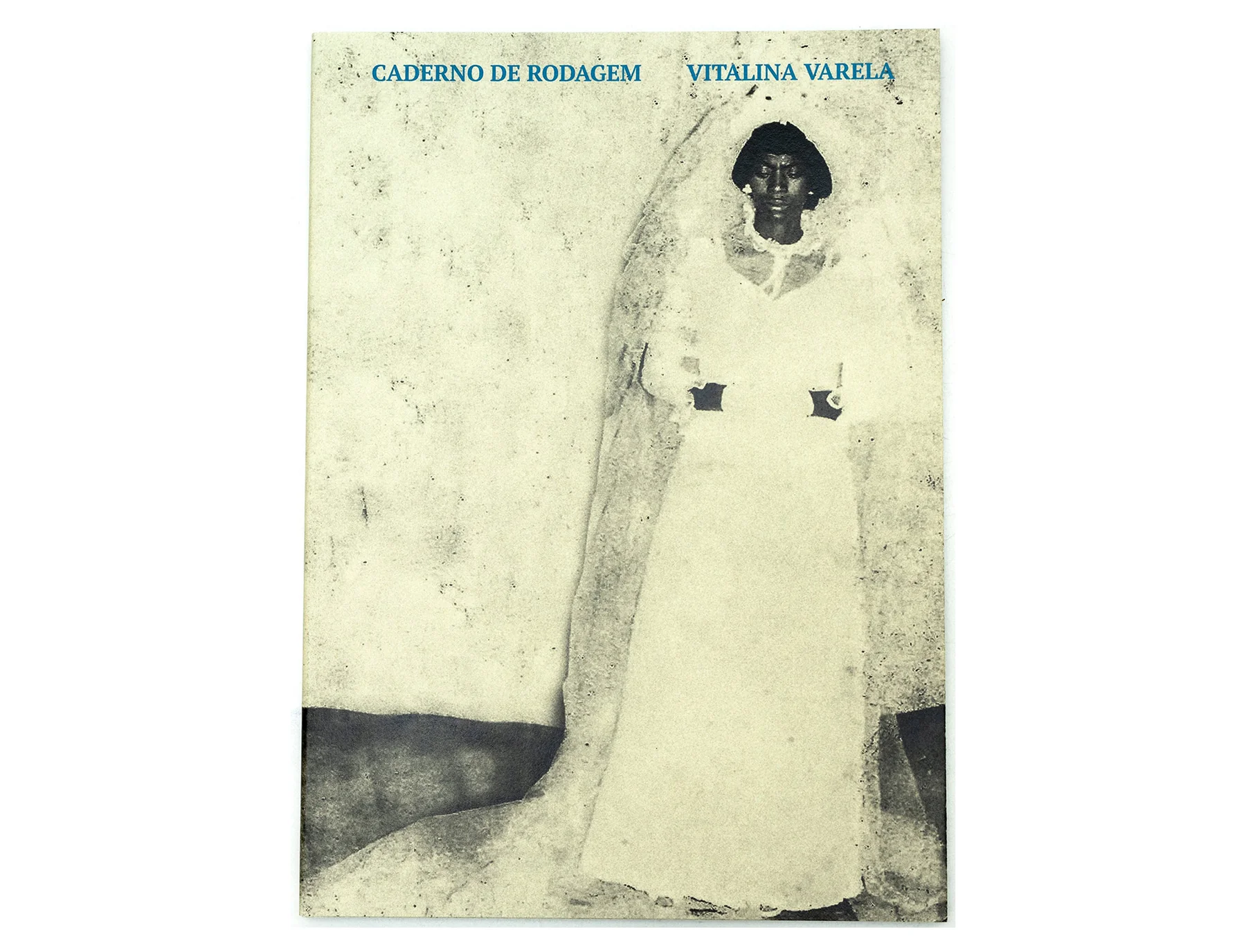 VITALINA VARELA - CADERNO DE RODAGEM Capa de livro com texto azul e imagem artística de figura feminina com véu