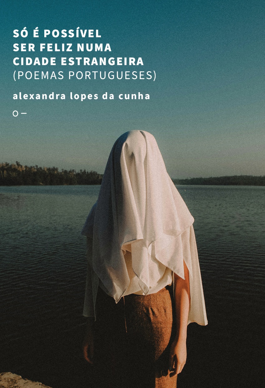 Só é possível ser feliz numa cidade estrangeira (poemas portugueses) Capa de livro com texto em português e pessoa com tecido branco na cabeça junto a um lago