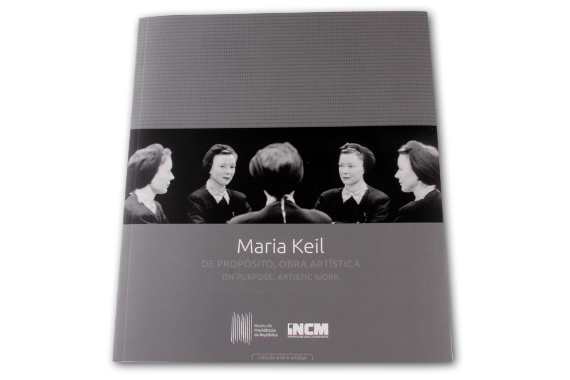 Maria Keil – De Propósito, Obra Artística Livro Maria Keil com capa cinzenta e imagens a preto e branco de uma mulher