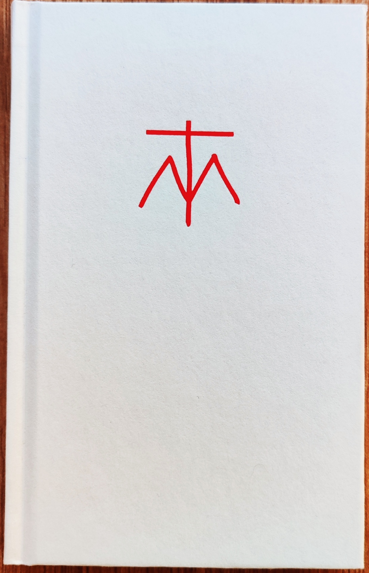 TEATRO DO MAL - manifesto e desorientações Livro com capa branca e símbolo vermelho no centro