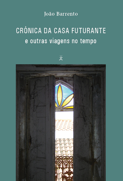 Crónica da casa futurante e outras viagens no tempo Capa de livro com porta antiga aberta e vitral colorido com título e autor.