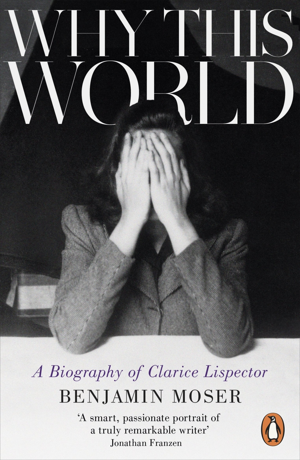 Why This World - A Biography Of Clarice Lispector Capa do livro Why This World com foto a preto e branco de mulher cobrindo o rosto com as mãos