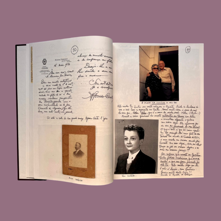 Mário Viegas – Auto-photo biografia (não autorizada) Livro aberto com manuscritos, fotografias antigas e retratos em páginas visíveis