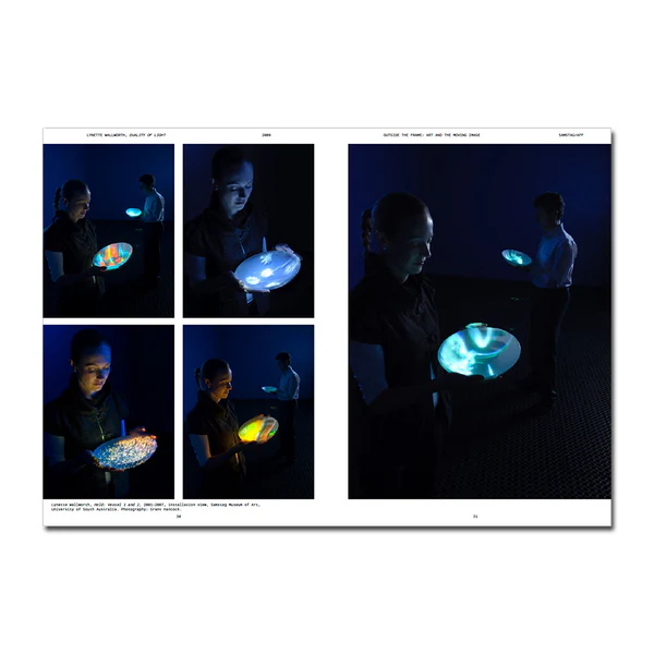 Outside The Frame: Art And The Moving Image Página dupla de livro com várias imagens de pessoas segurando objetos ovais iluminados em azul e amarelo sobre fundo escuro