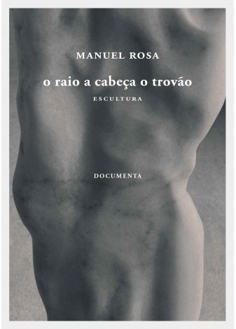O Raio A Cabeça O Trovão - escultura Fotografia em preto e branco do tronco nu de uma escultura humana com texto sobreposto.