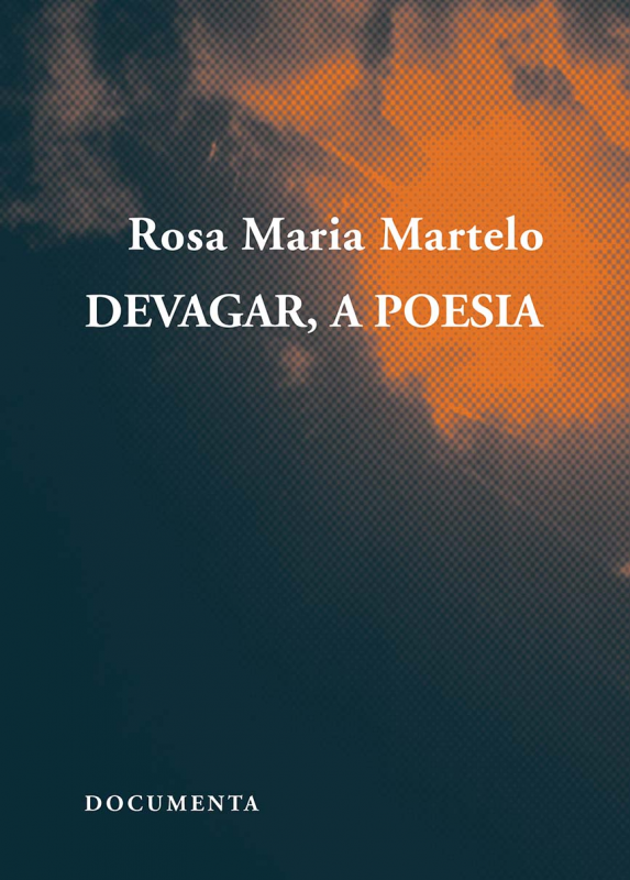 Devagar, a Poesia Capa de livro azul escuro com manchas alaranjadas e texto branco
