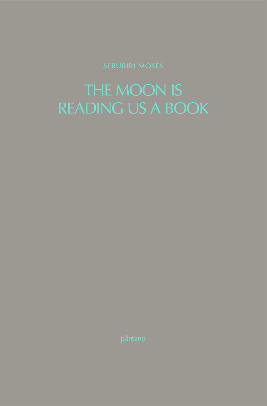 THE MOON IS READING US A BOOK Capa de livro cinzenta com texto azul claro, título e nome do autor.