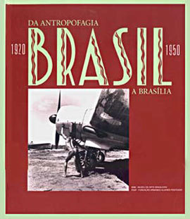 Brasil,1920-1950: Da Antropofagia a Brasília Capa de obra decorativa com texto Brasil e fotografia de avião antigo