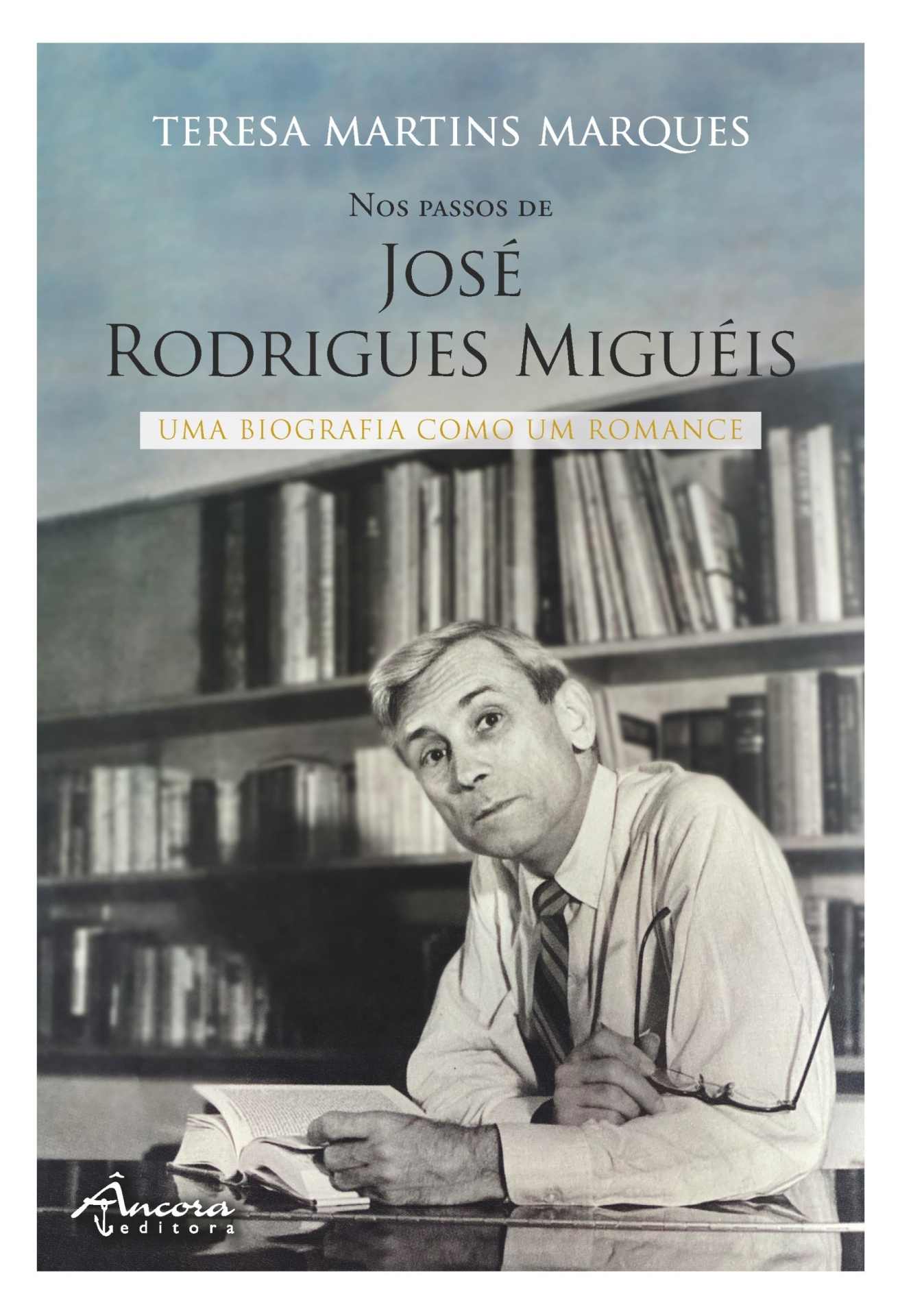 Nos Passos de José Rodrigues Miguéis Capa de livro com foto a preto e branco de homem e texto do título e autor
