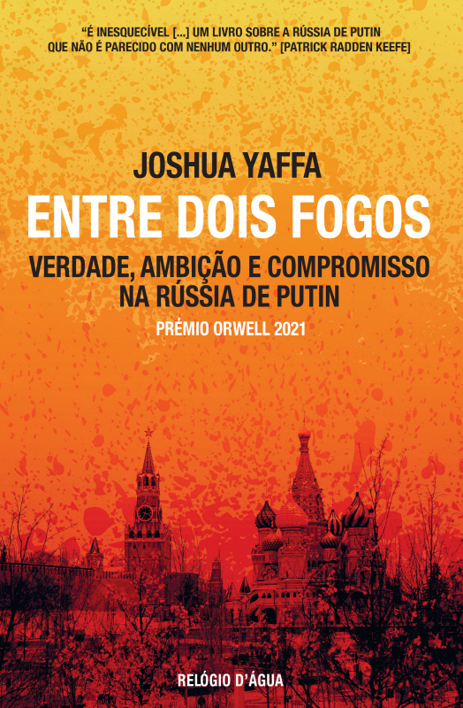 Entre Dois Fogos - Verdade, Ambição e Compromisso na Rússia de Putin Capa de livro com fundo laranja e vermelho com silhueta da Praça Vermelha e texto em preto e branco