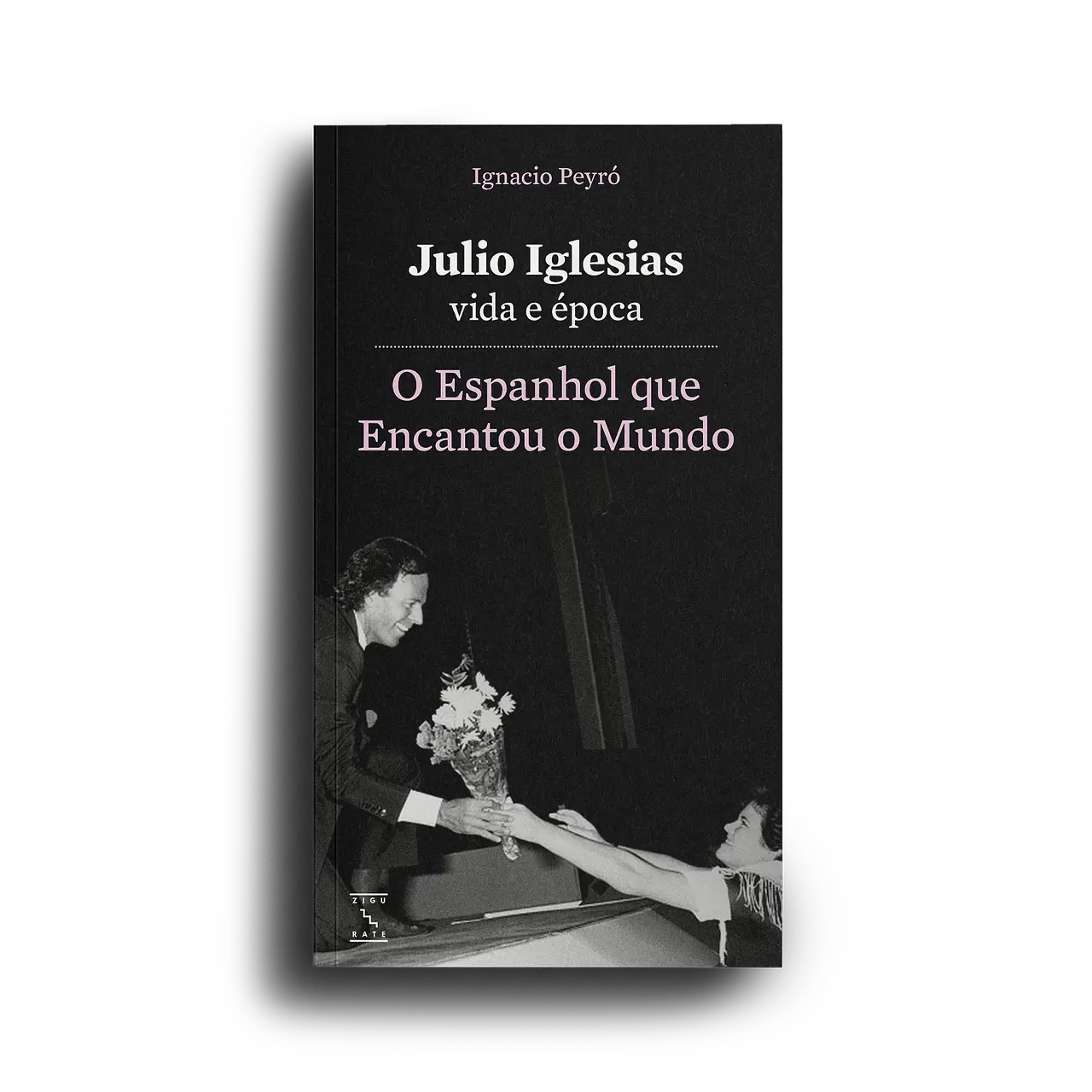 O Espanhol que Encantou o Mundo Capa de livro preto e branco com título e foto de Julio Iglesias recebendo flores