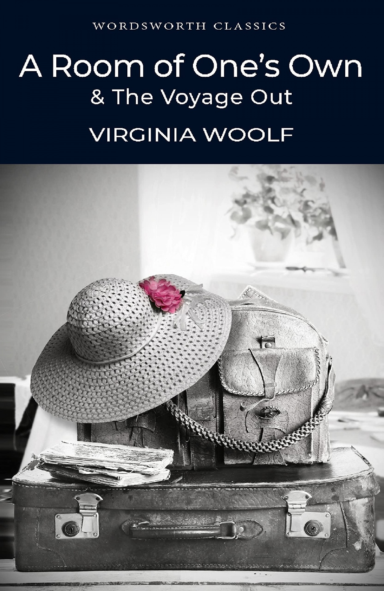 A Room of One's Own & the Voyage Out Capa do livro com mala antiga, mochila de pele e chapéu de palha com flor rosa