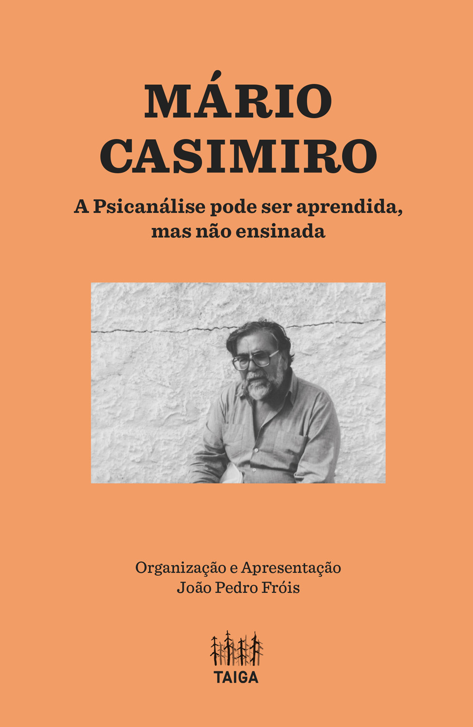 Mário Casimiro - A Psicanálise pode ser aprendida, mas não ensinada Capa de livro cor coral com texto preto e foto a preto e branco de homem de barba e óculos