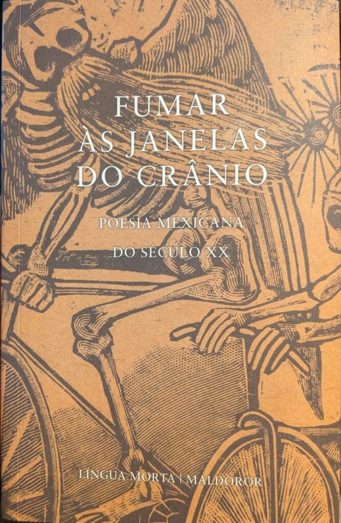 Fumar às Janelas do Crânio. Poesia mexicana do século XX Capa de livro com ilustração de esqueletos e texto em branco sobre poesia mexicana.