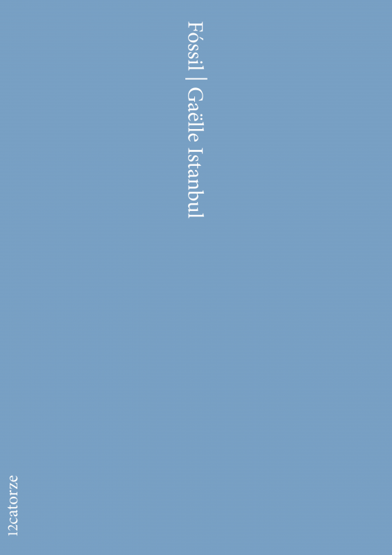 Fóssil Fundo azul com texto branco vertical e pequeno texto no canto inferior esquerdo