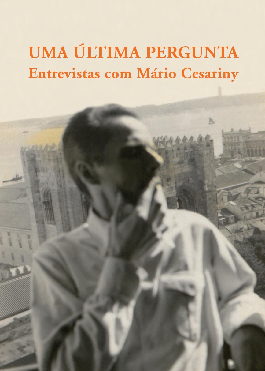 UMA ÚLTIMA PERGUNTA - Entrevistas com Mário Cesariny Capa do livro 'UMA ÚLTIMA PERGUNTA' com foto em preto e branco de homem a fumar e edifícios ao fundo