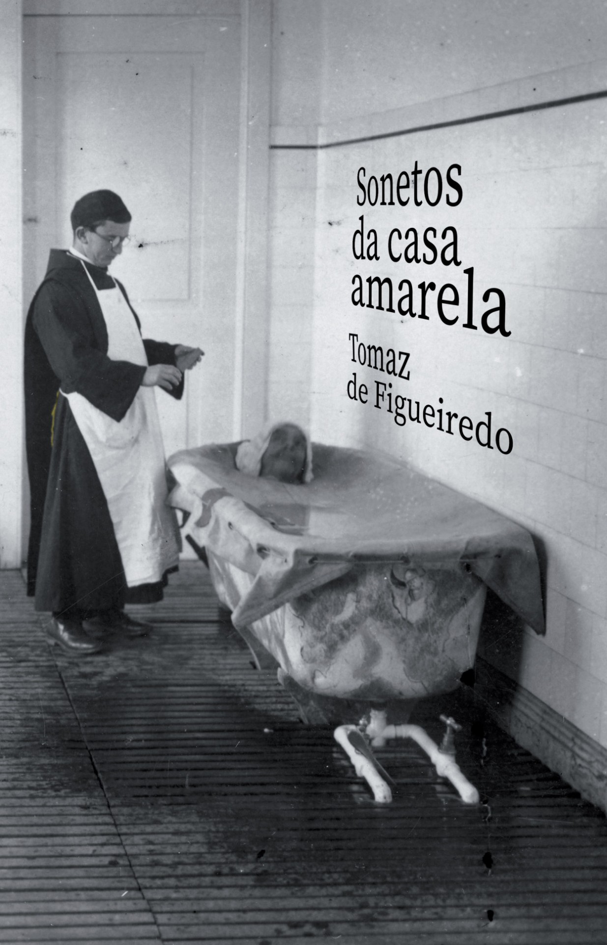 Sonetos da Casa Amarela Homem com bata ao lado de banheira antiga com pessoa deitada, texto na parede