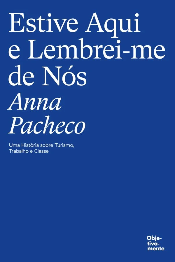 Estive aqui e lembrei-me de nós Capa de livro azul com título em branco e logo da editora no canto inferior direito.