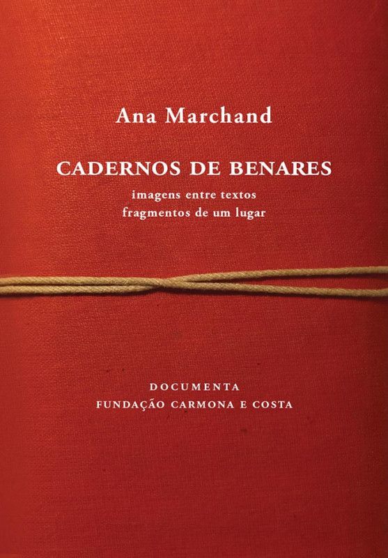 «Cadernos de Benares - Imagens entre Textos, Fragmentos de um Lugar Capa de livro vermelha com texto e cordão bege amarrado