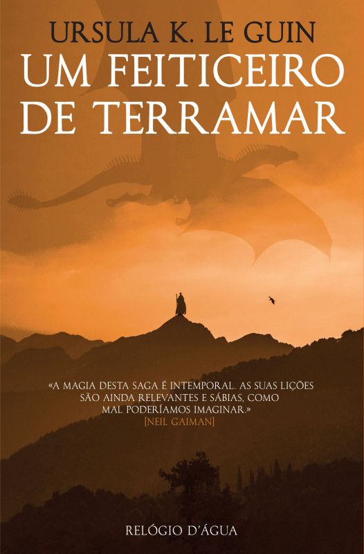 Um Feiticeiro de Terramar Capa do livro Um Feiticeiro de Terramar com dragão e montanha em tons laranja