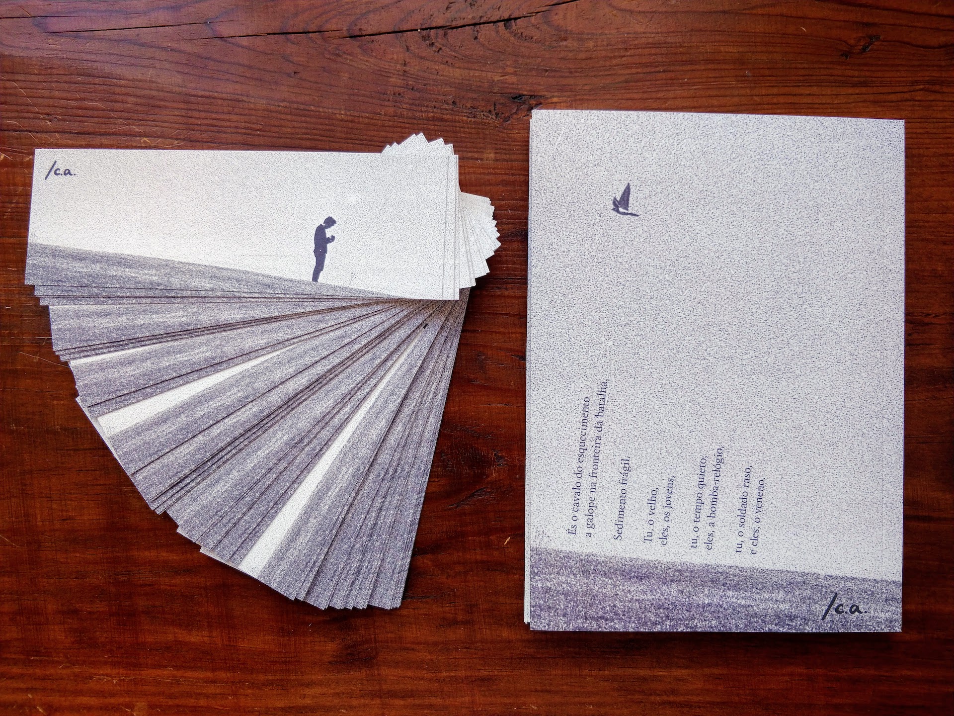 estes ventos negros Cartões de papel com impressão a preto e branco e texto, sobre uma superfície de madeira