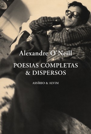 POESIAS COMPLETAS & DISPERSOS Capa de livro com texto e fotografia em preto e branco de homem de óculos e camisa xadrez deitado no sofá
