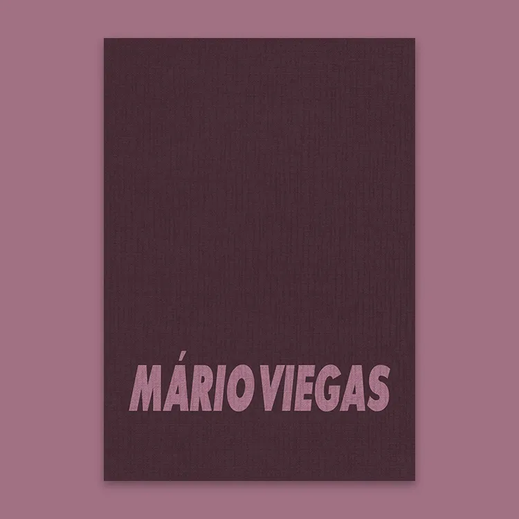 Mário Viegas – Auto-photo biografia (não autorizada) Capa de livro castanho escuro com texto MÁRIO VIEGAS em rosa