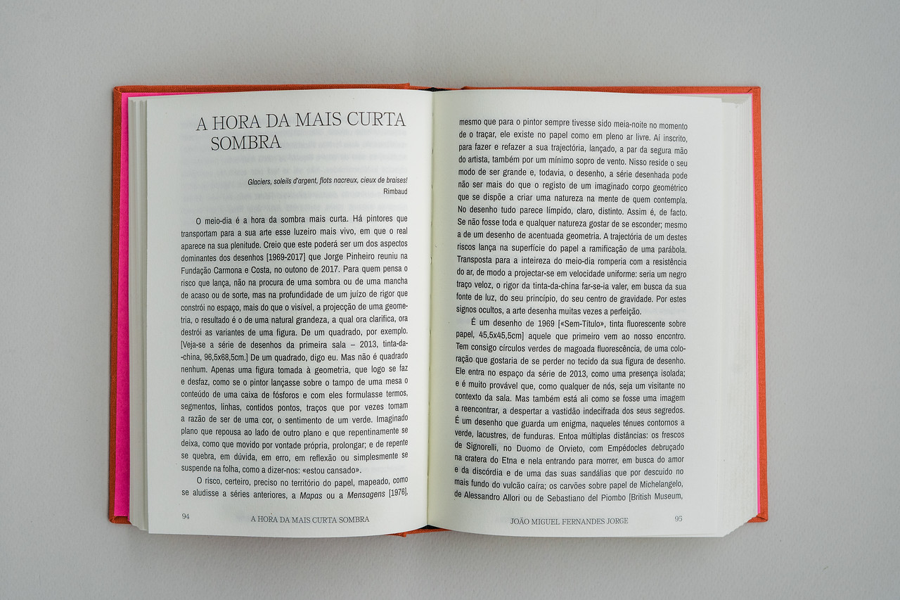 ESTELAS Livro aberto com texto em português e capa vermelha