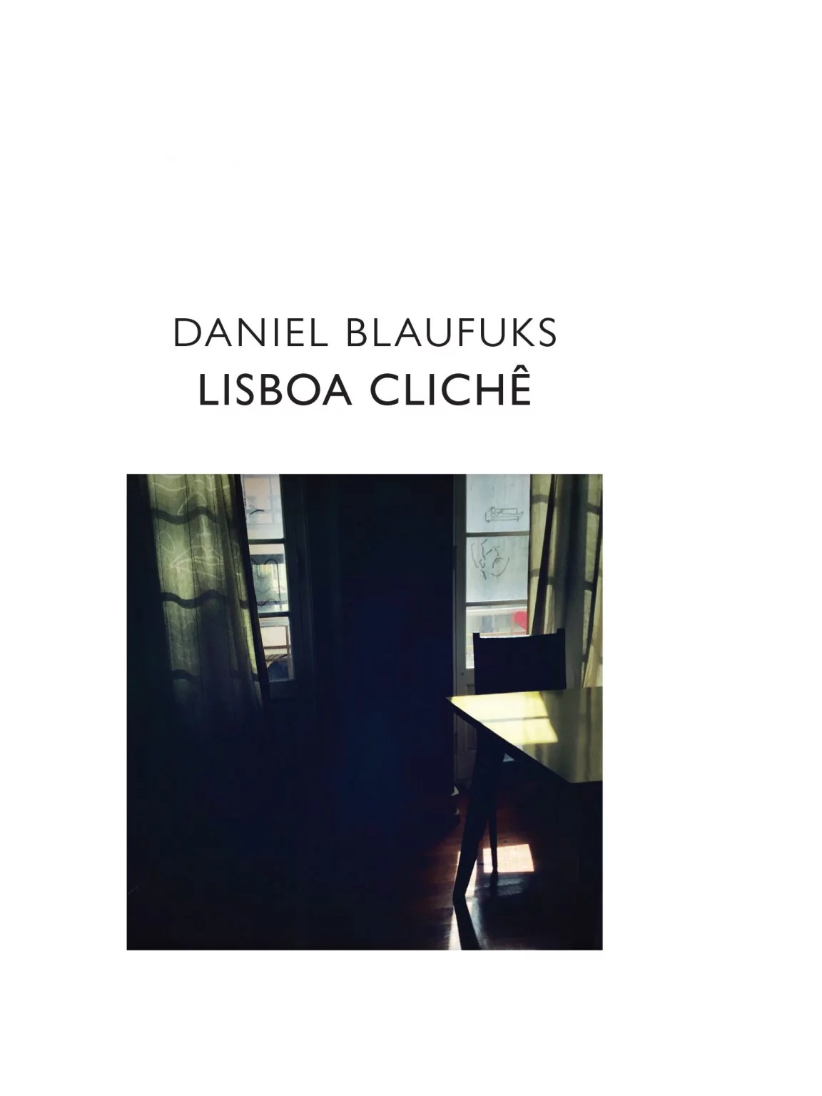 LISBOA CLICHÊ Capa de livro com título 'DANIEL BLAUFUKS LISBOA CLICHÉ' e fotografia de uma sala com janela e mesa.