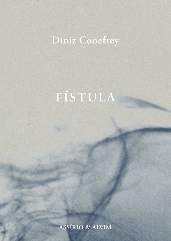 Fístula Capa de livro cinzenta com texto branco e imagem abstrata azul