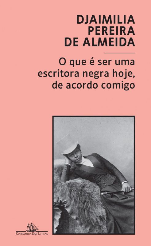 O que é Ser uma Escritora Negra hoje, de acordo Comigo Capa do livro de cor rosa com texto preto e fotografia a preto e branco de mulher vestindo traje antigo e chapéu
