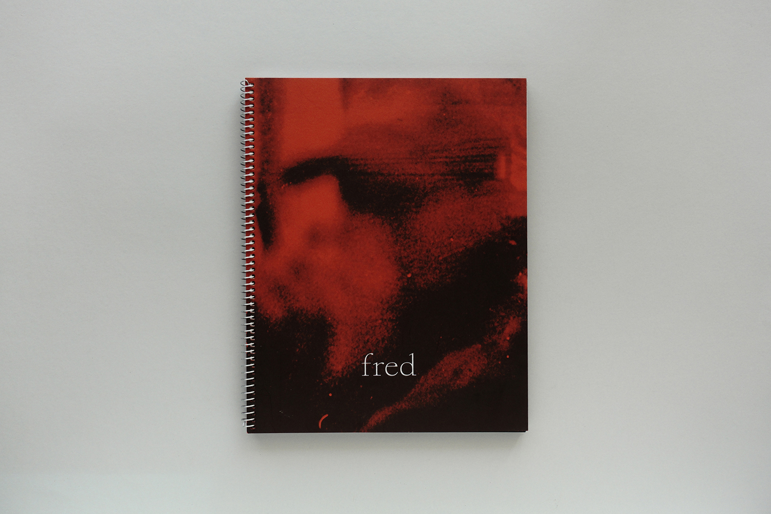 fred Caderno espiral com capa vermelha e preta com a palavra fred.