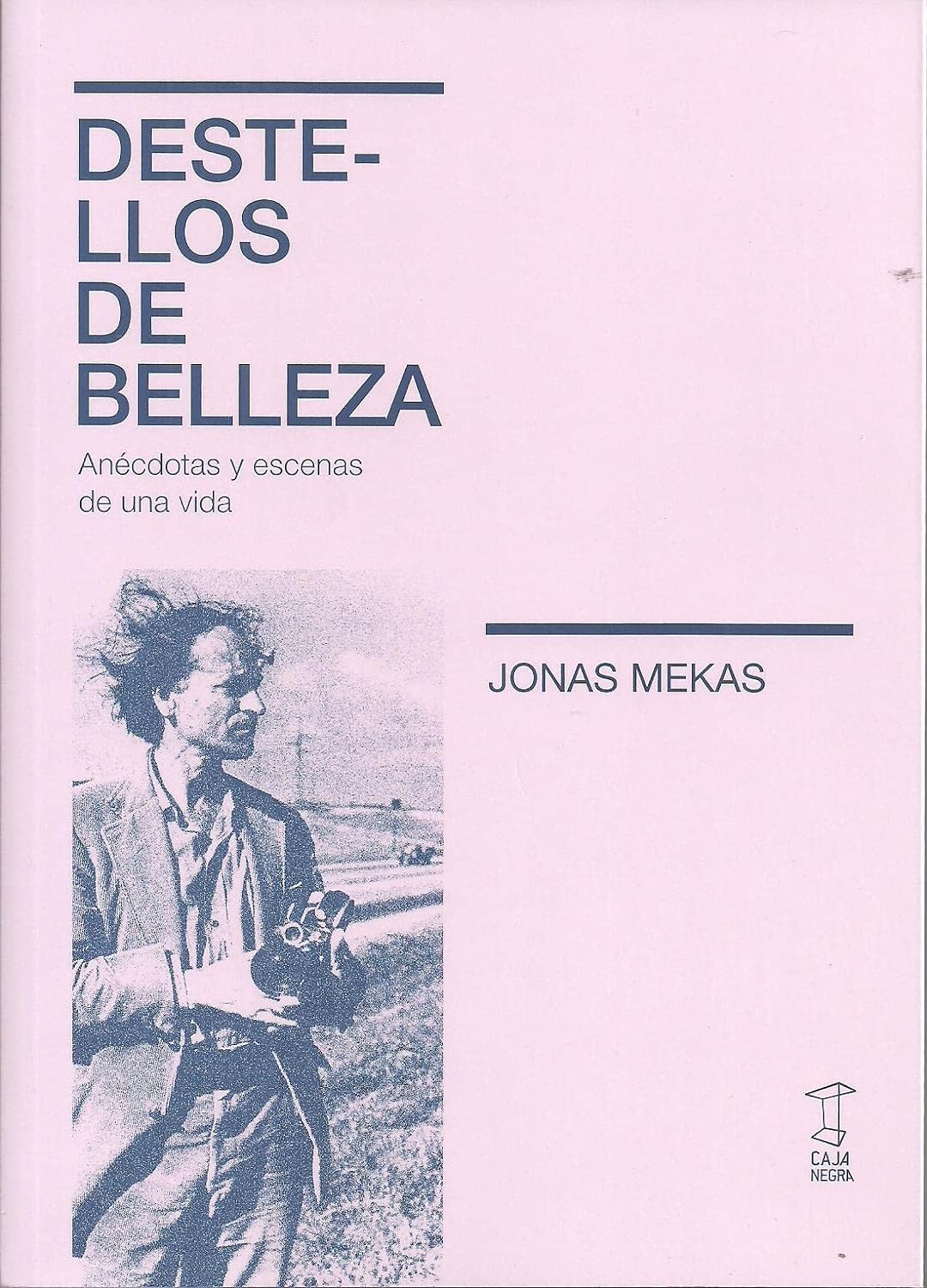 Destellos de Belleza Capa de livro rosa claro com texto e foto a preto e branco de homem com câmera