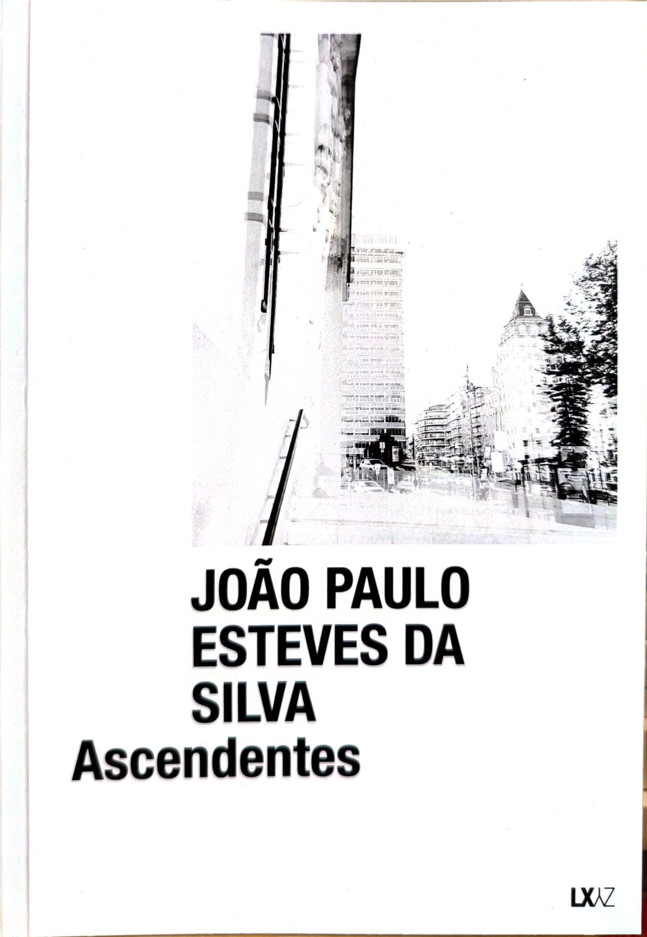Ascendentes Capa de livro branca com título em letras pretas e imagem de edifícios urbanos ao fundo
