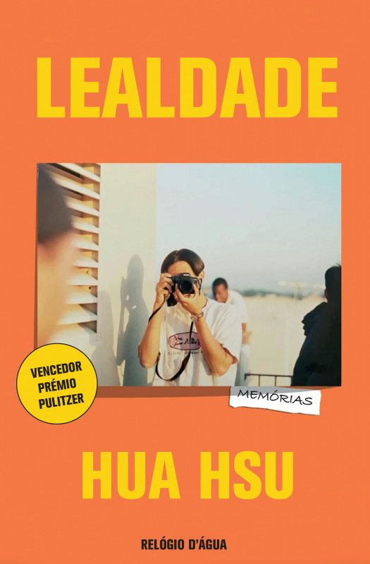 Lealdade - Livro de Memórias Capa de livro Lealdade de Hua Hsu com foto de pessoa a tirar foto