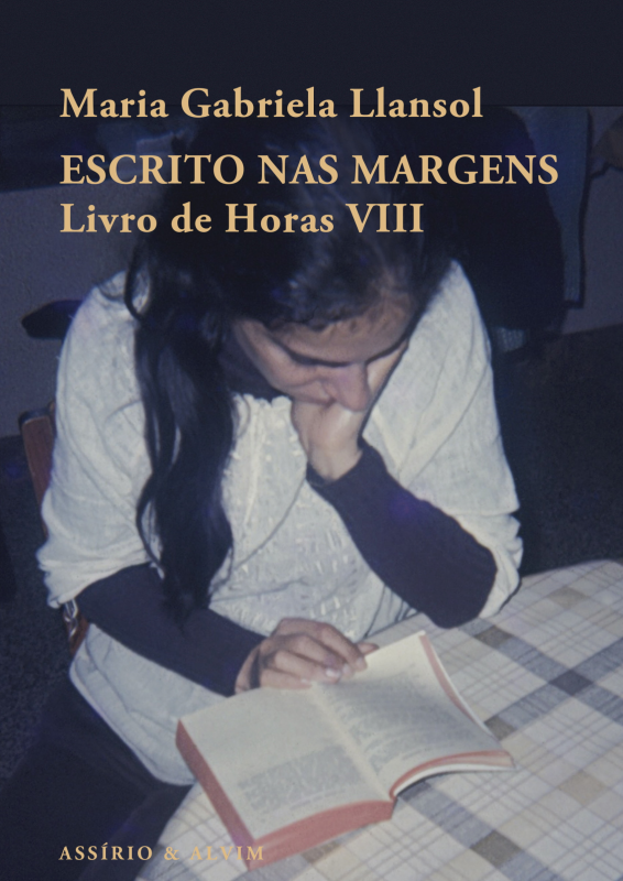 Escrito nas Margens - Livro de Horas VIII Capa de livro mostrando mulher lendo com texto do título e autor