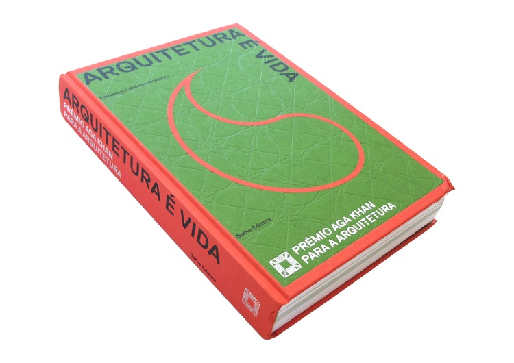 Arquitetura é Vida Livro capa dura vermelho e verde 'ARQUITETURA É VIDA' com selo 'PRÉMIO AGA KHAN PARA A ARQUITECTURA'