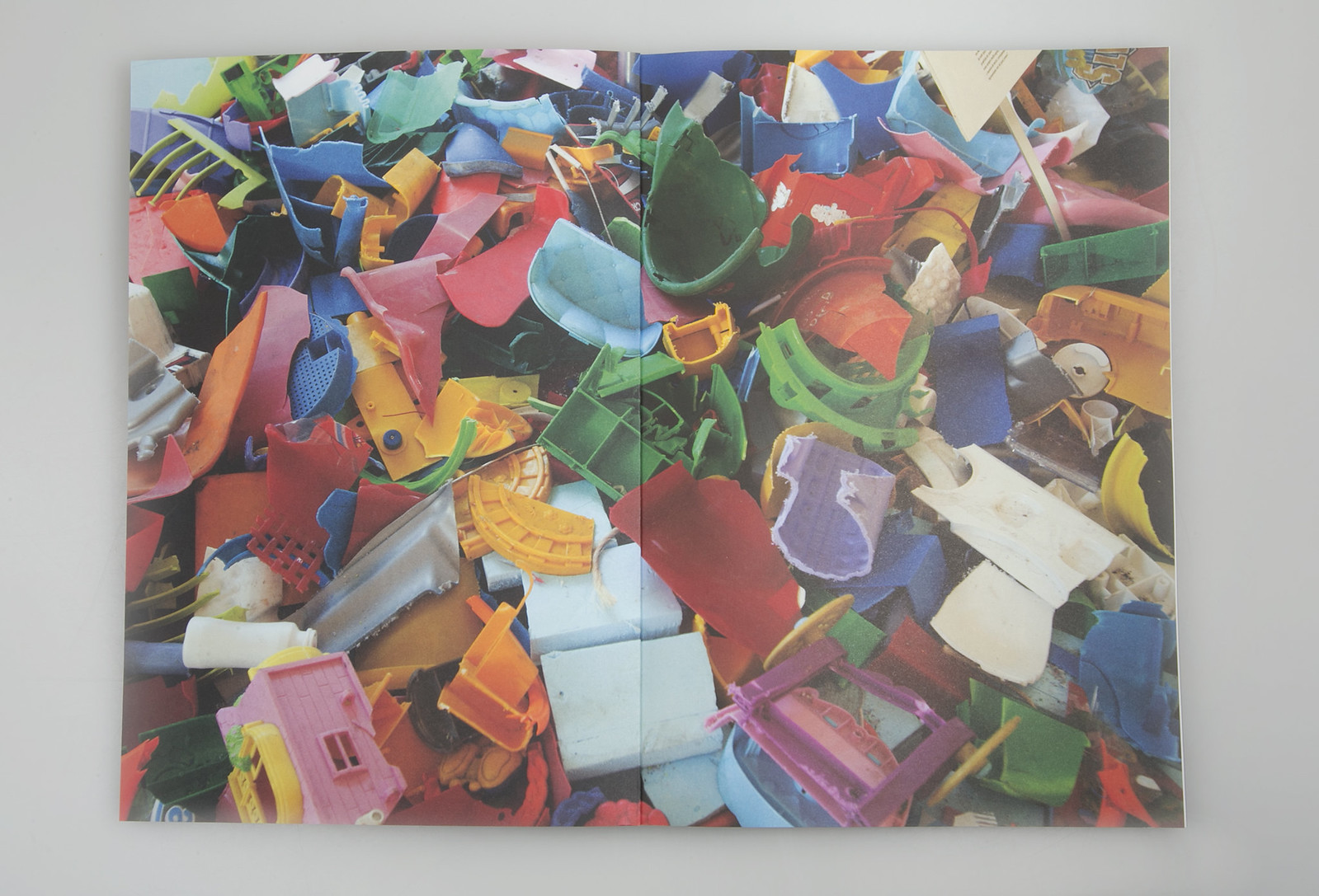 PLI arte & design — Design After Design Páginas abertas com imagem de peças plásticas coloridas fragmentadas