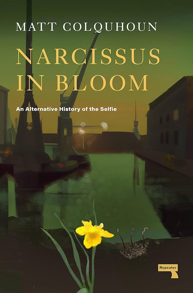Narcissus in Bloom: An Alternative History of the Selfie Capa do livro Narcissus in Bloom com flores amarelas e paisagem urbana